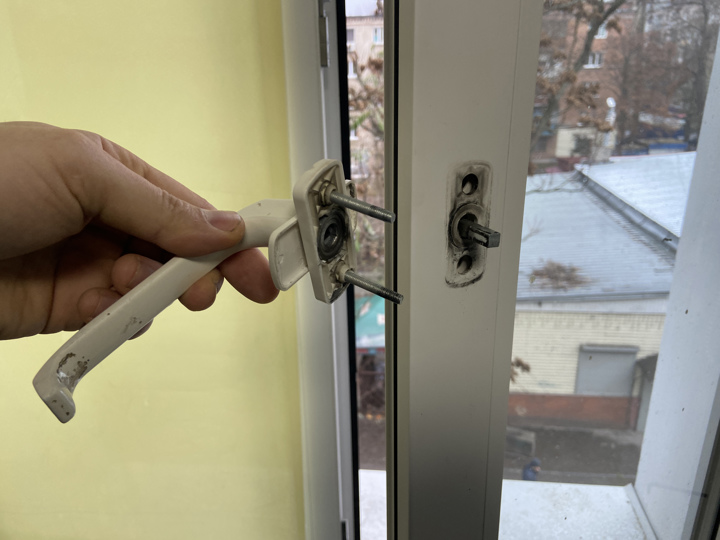 Заміна поворотної ручки вікна Заміна поворотної ручки вікна